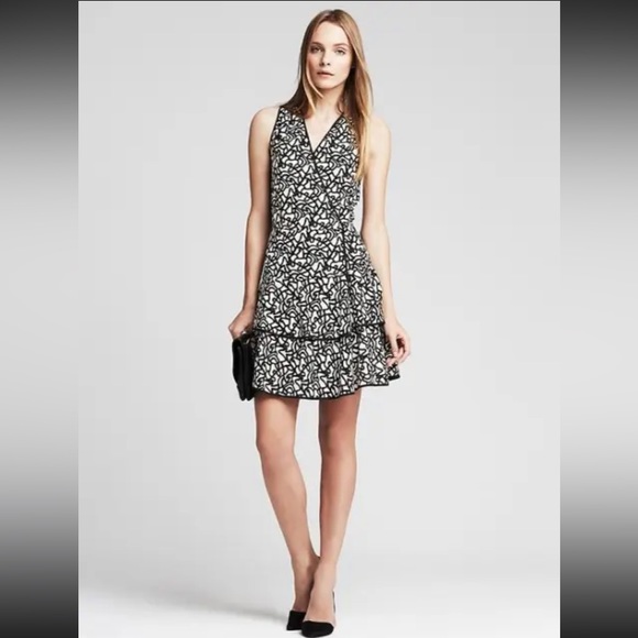 BANANA REPUBLIC Abstract Squiggly Print Flounce Dress SIZE 2 - Picture 3 of 7